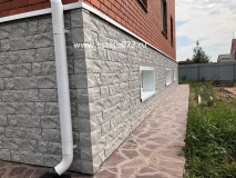 Процесс монтажа фасадных панелей, отливов и откосов.