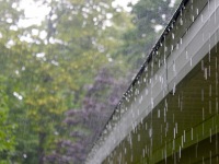отсутствие водосточной системы